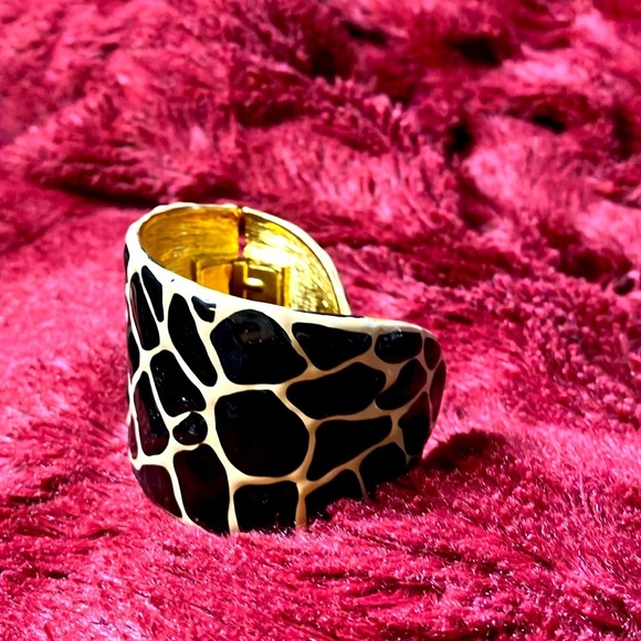 KJL Kenneth Jay Lane Animal Giraffe Print Enamel Wide Cuff Bracelet - Picture 3 of 6